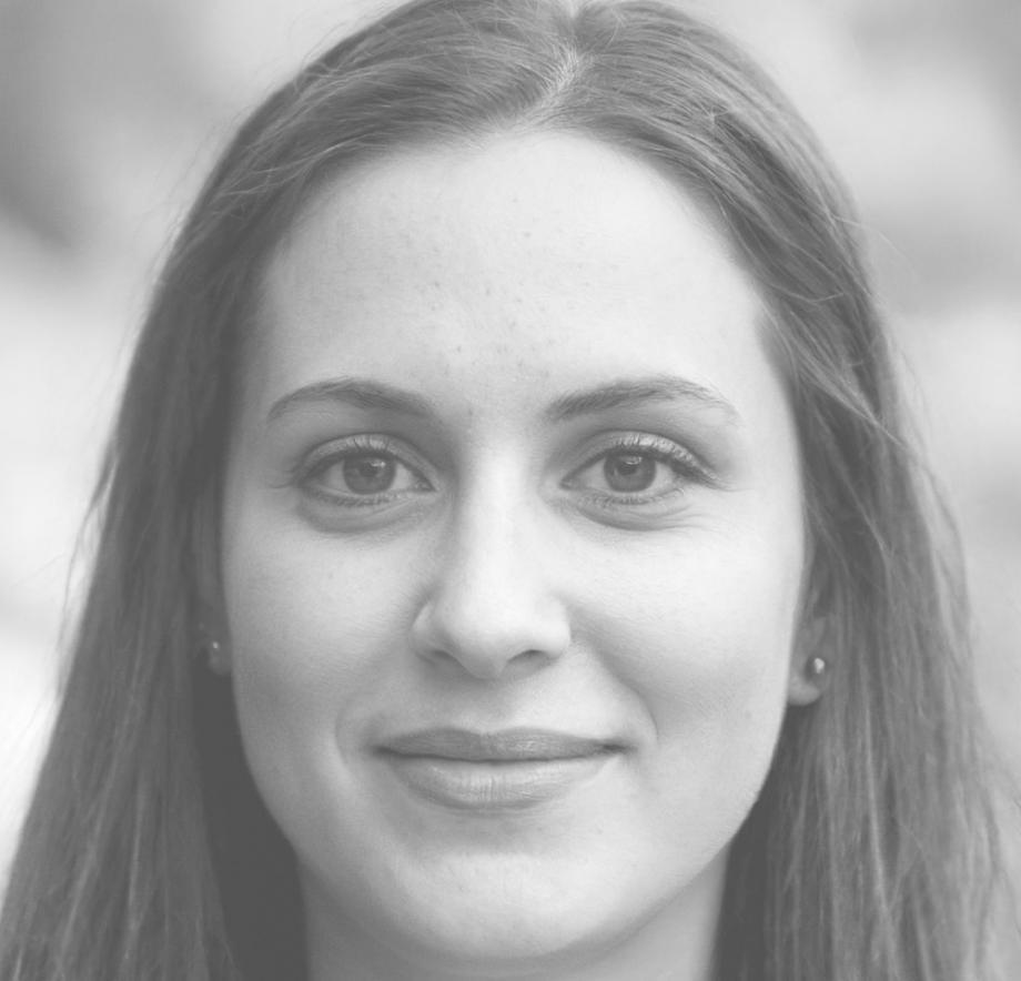 Estudiante revisando materiales de redacción SEO