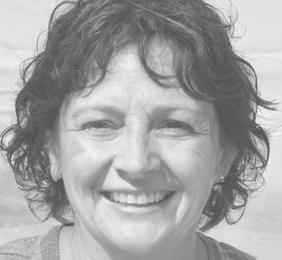 Miembro de la comunidad revisando estrategias de contenido